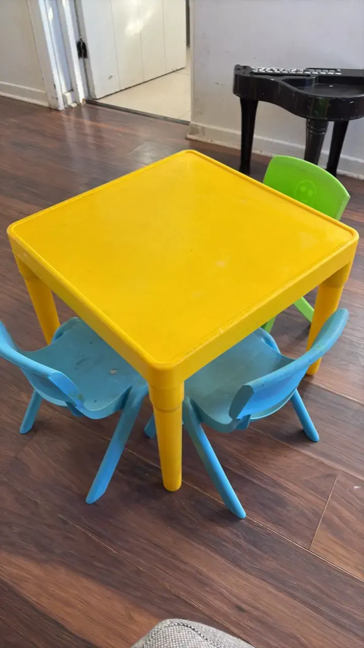 Mesa y sillas infantiles de plástico coloridas - 1