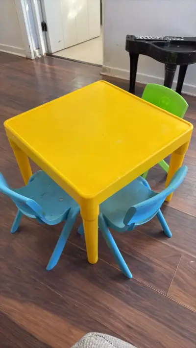 Mesa y sillas infantiles de plástico coloridas - miniatura 1