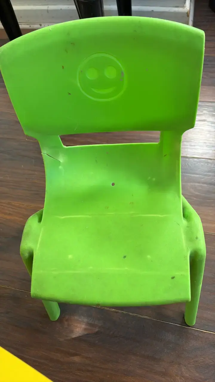 Mesa y sillas infantiles de plástico coloridas - 3