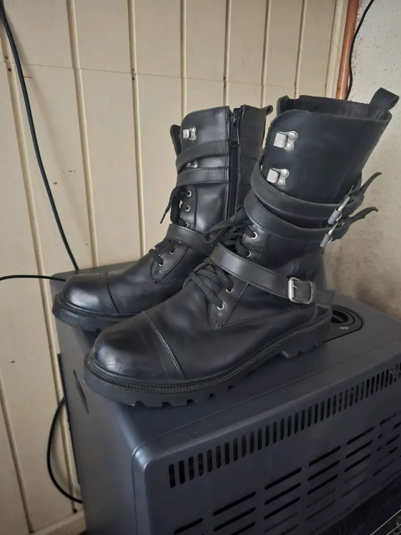 Botas negras de cuero con hebillas - 1