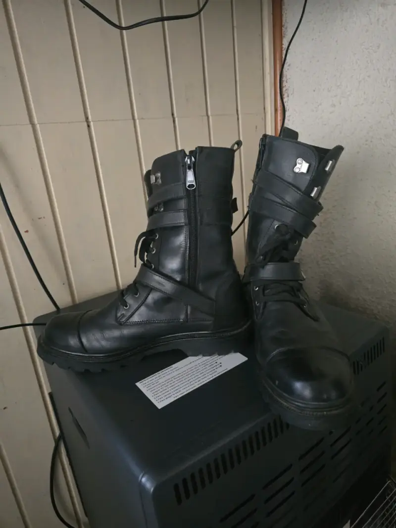 Botas negras de cuero con hebillas - 2