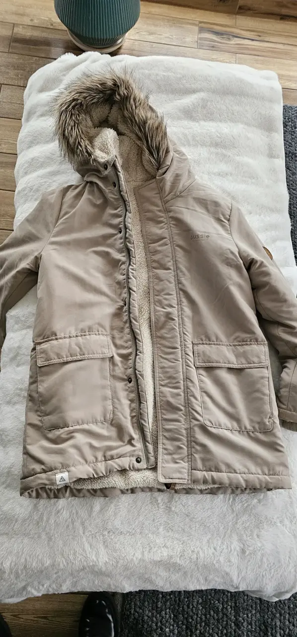 Parka beige Aussie con capucha de piel sintética