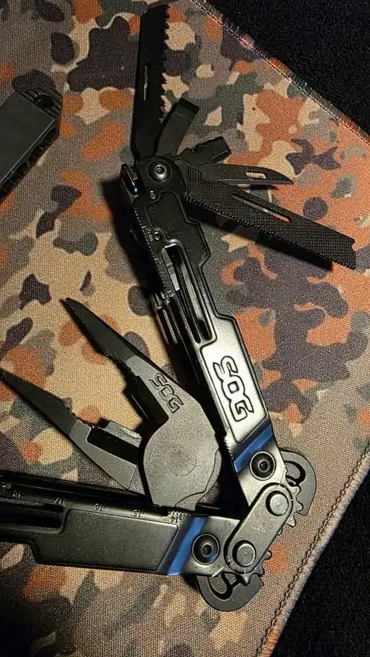 Herramienta Multitool Negra SOG con Funda - 2