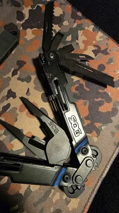 Herramienta Multitool Negra SOG con Funda - miniatura 2