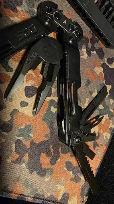 Herramienta Multitool Negra SOG con Funda - miniatura 3