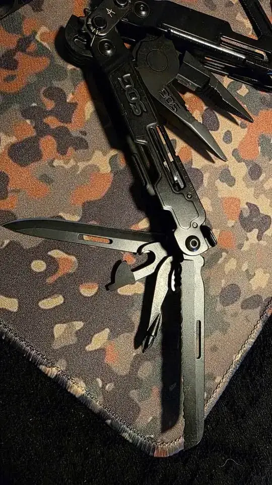 Herramienta Multitool Negra SOG con Funda - 5
