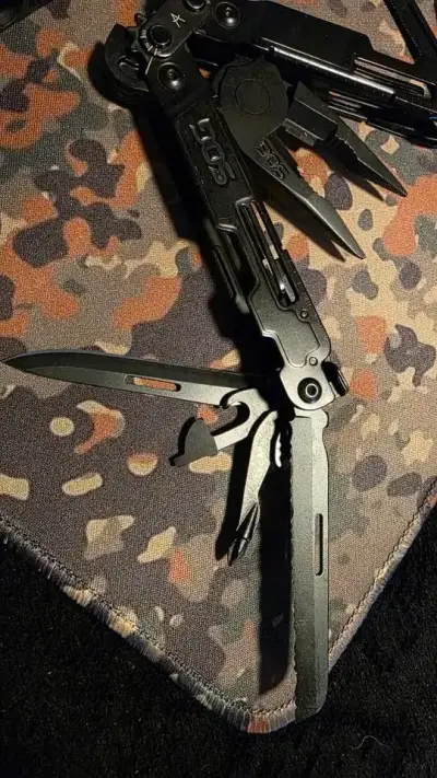 Herramienta Multitool Negra SOG con Funda - miniatura 5