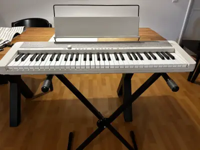 Piano digital Casio blanco con soporte - miniatura 1