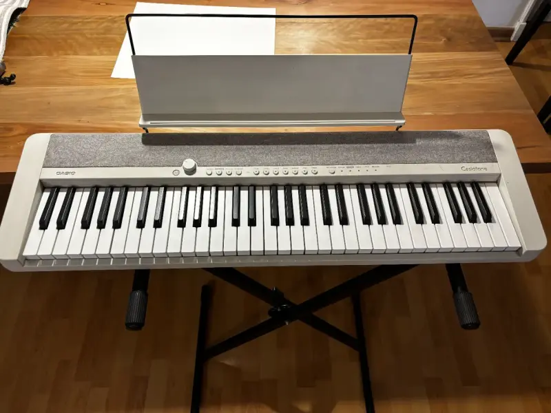 Piano digital Casio blanco con soporte - 2