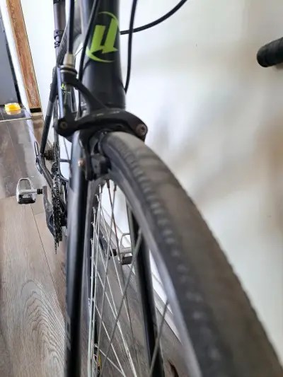 Bicicleta de Ruta Upland Negra en Buen Estado - miniatura 6