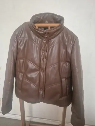 Chaqueta de cuero sintético marrón para mujer - miniatura 1