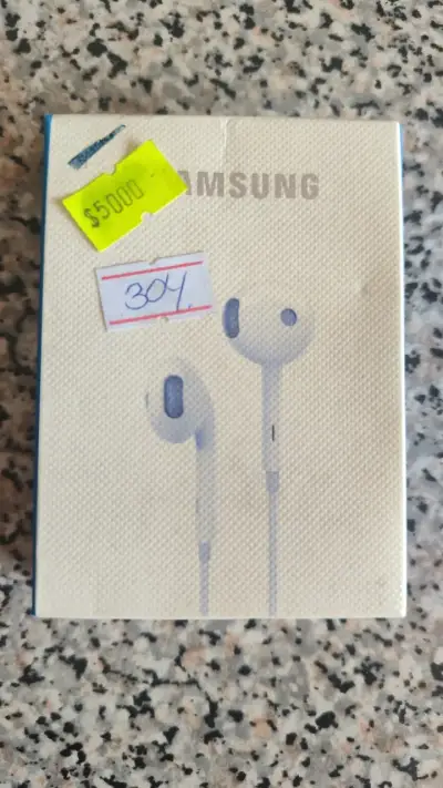 Audífonos Samsung con cable y micrófono - miniatura 1