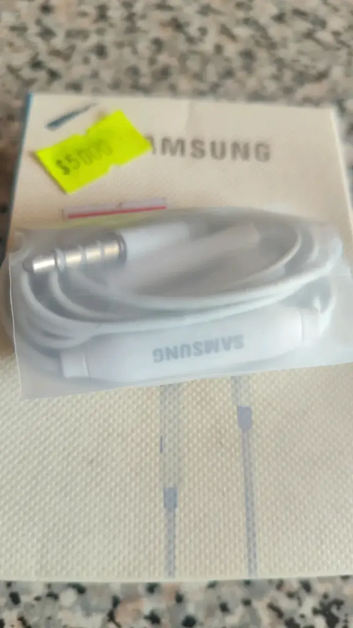 Audífonos Samsung con cable y micrófono - 2