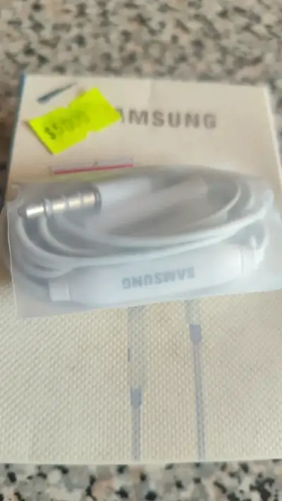 Audífonos Samsung con cable y micrófono - miniatura 2