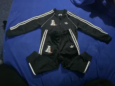 Conjunto deportivo infantil Adidas Disney negro - miniatura 1