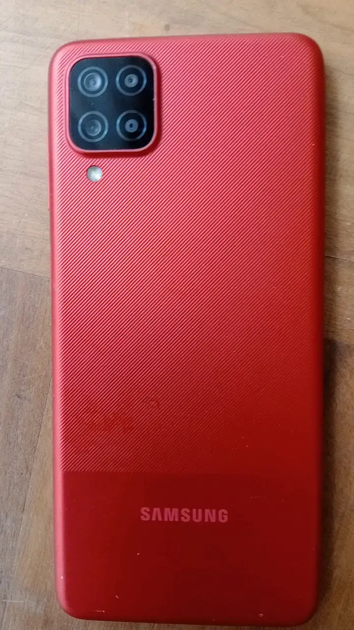 Samsung Galaxy A12 rojo en buen estado - 2