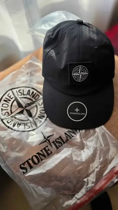 Gorra negra Stone Island con logo bordado - miniatura 1