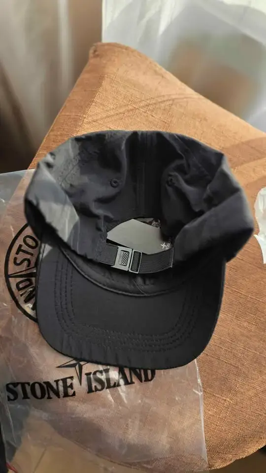 Gorra negra Stone Island con logo bordado - 2