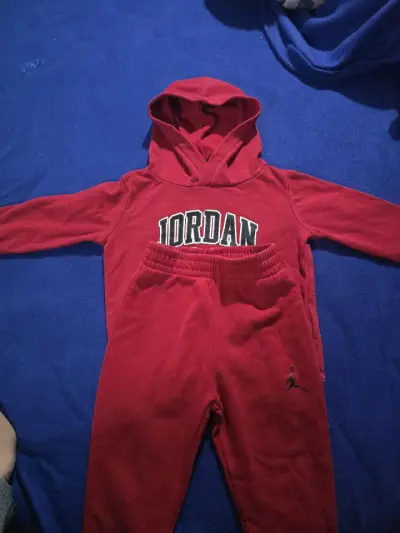 Conjunto de bebé Jordan rojo con capucha - miniatura 1