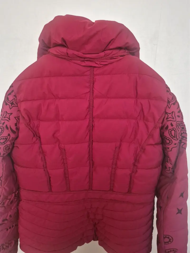 Chaqueta acolchada roja Desigual con diseño estampado - 2