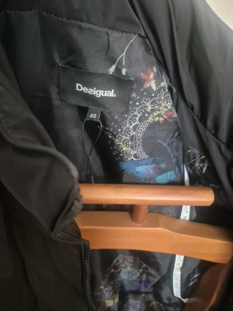 Abrigo negro acolchado Desigual con diseño bordado - 3