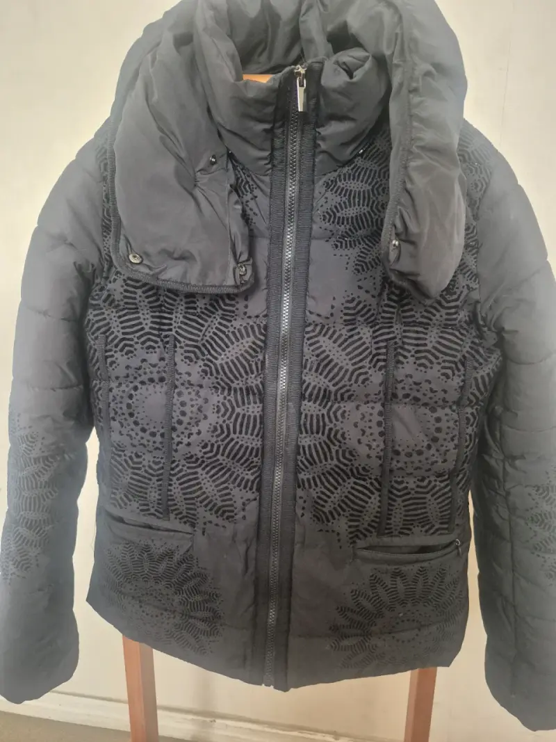 Chaqueta acolchada negra Desigual con diseño - 1