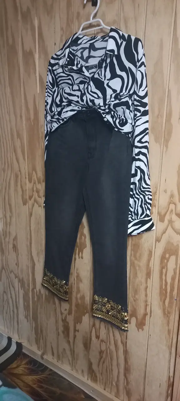 Conjunto de ropa para mujer con blusa estampada y pantalones decorados