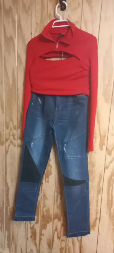 Conjunto de ropa para mujer con blusa estampada y pantalones decorados - miniatura 2