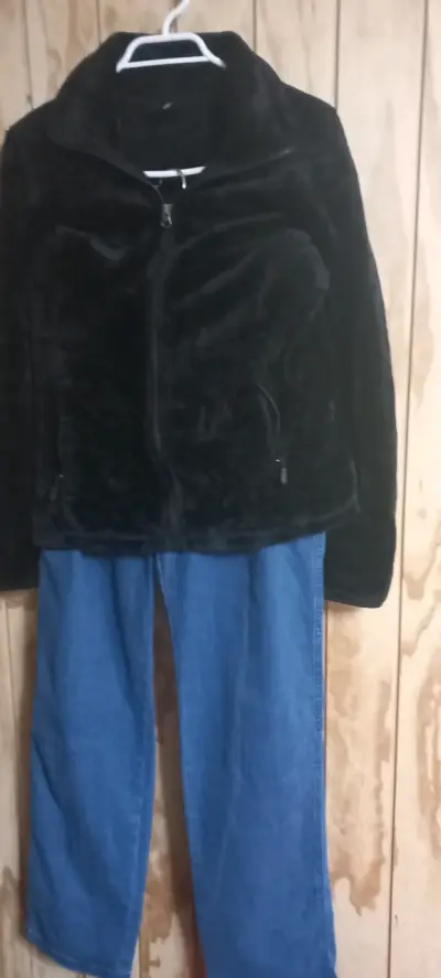 Conjunto de ropa para mujer con blusa estampada y pantalones decorados - miniatura 3