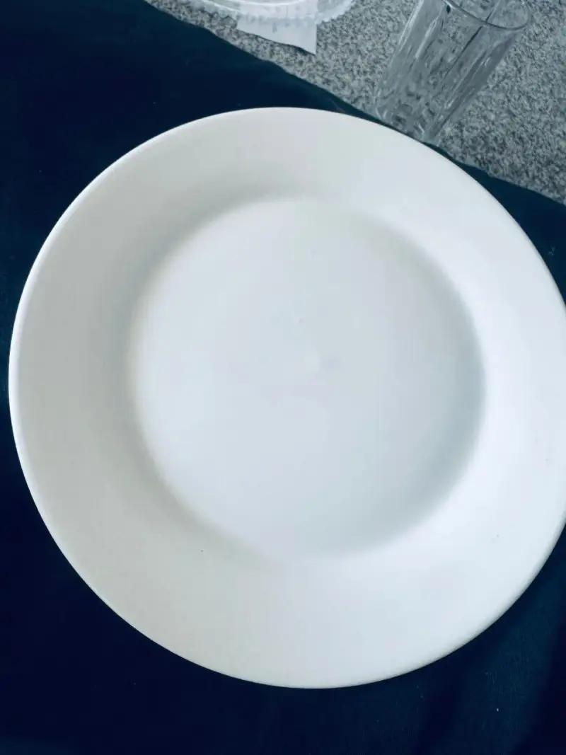 Plato de cerámica blanco elegante
