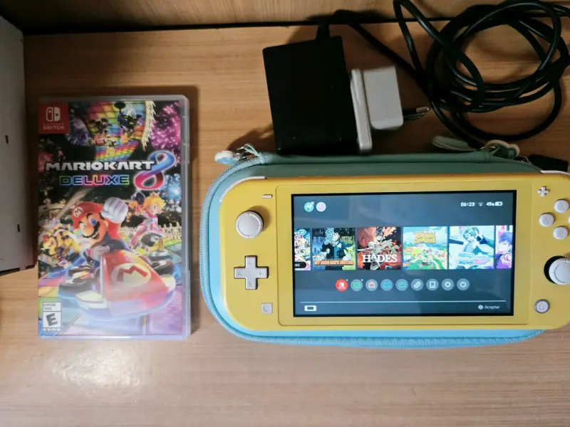 Nintendo Switch Lite amarilla con Mario Kart 8 - 1