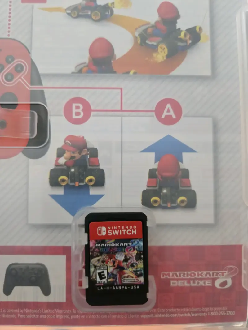 Nintendo Switch Lite amarilla con Mario Kart 8 - 2