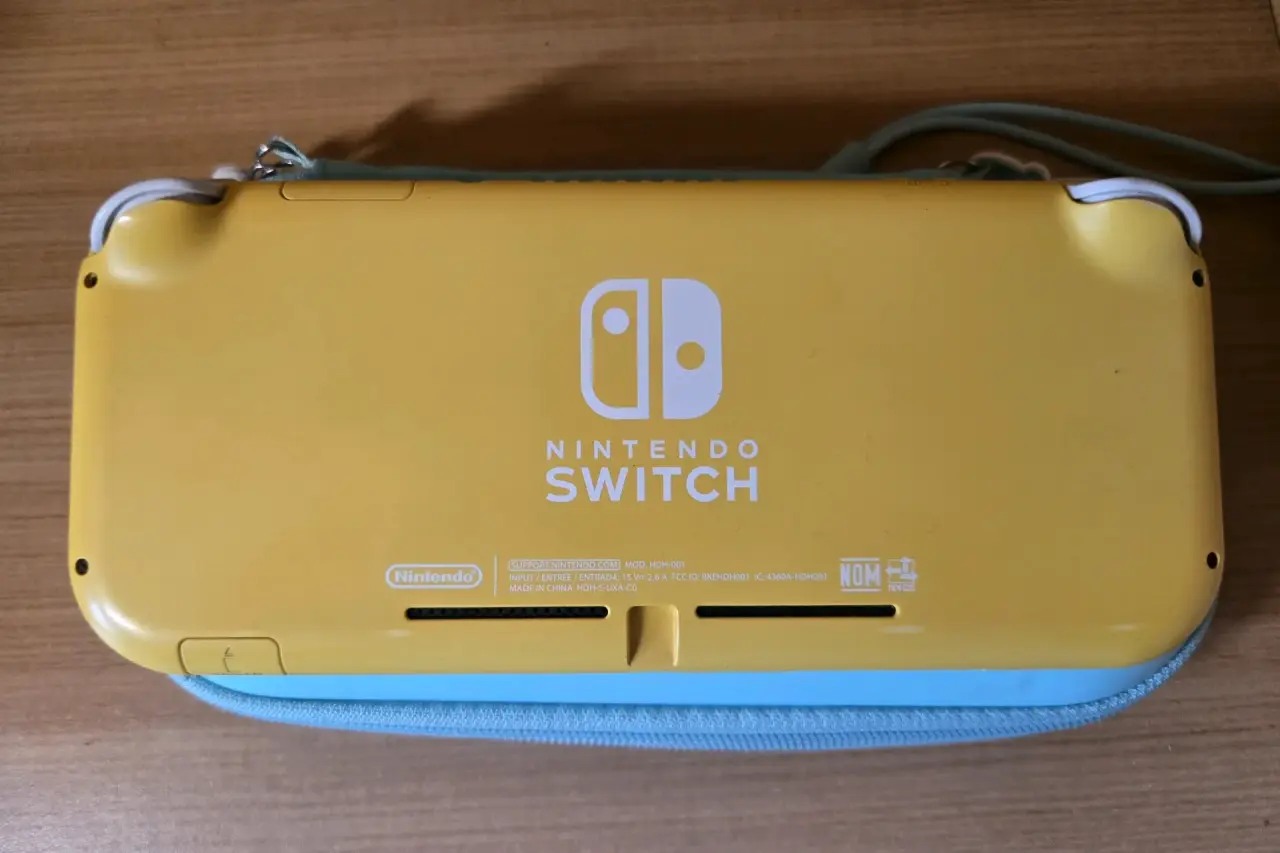 Nintendo Switch Lite amarilla con Mario Kart 8 - $140.400 | Pulga
