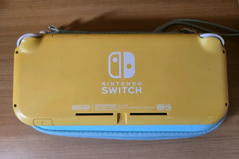 Nintendo Switch Lite amarilla con Mario Kart 8 - 3