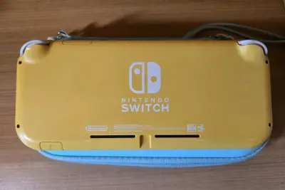 Nintendo Switch Lite amarilla con Mario Kart 8 - miniatura 3