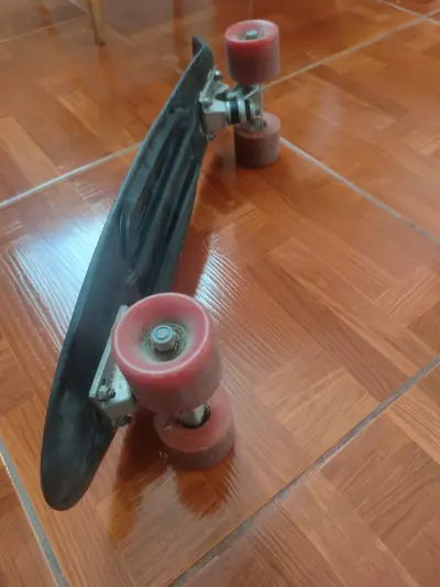 Skateboard cruiser con ruedas rojas - miniatura 1