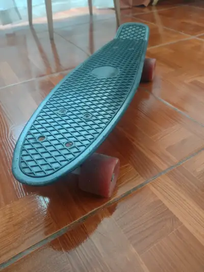 Skateboard cruiser con ruedas rojas - miniatura 2