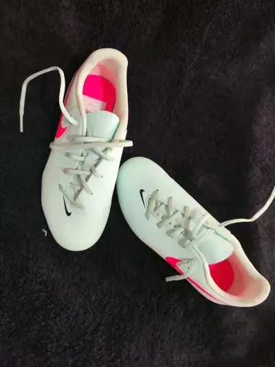 Zapatillas de fútbol Nike blancas con logo rosa - miniatura 1