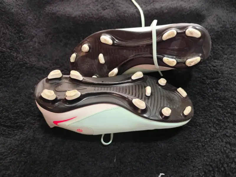 Zapatillas de fútbol Nike blancas con logo rosa - 2