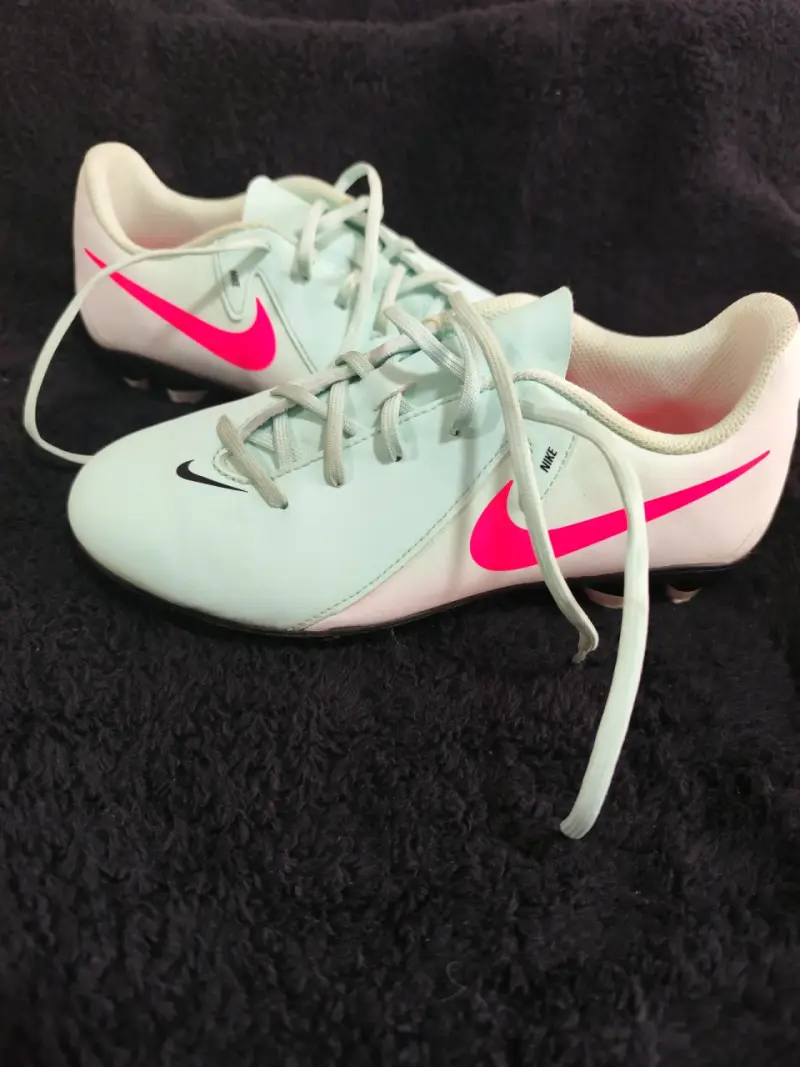 Zapatillas de fútbol Nike blancas con logo rosa - 3