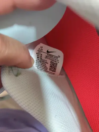 Zapatillas de fútbol Nike blancas con logo rosa - miniatura 4