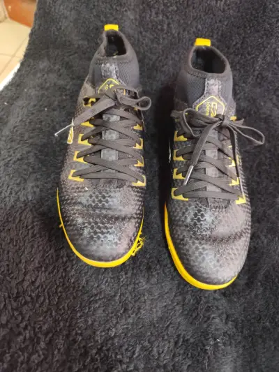 Zapatillas deportivas negras con detalles amarillos - miniatura 1