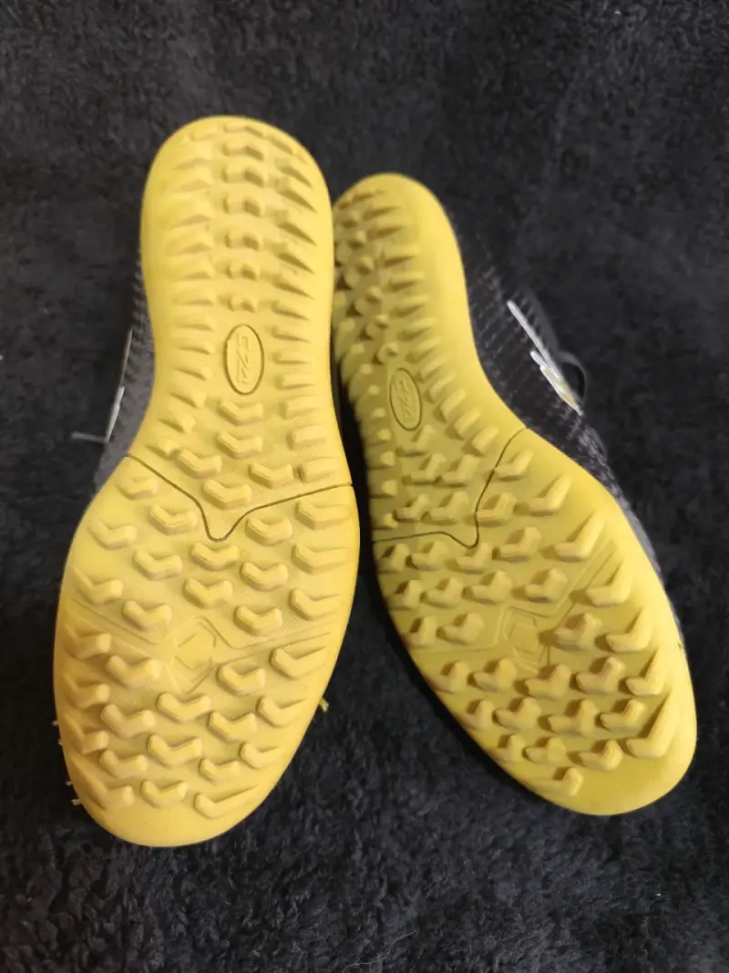 Zapatillas deportivas negras con detalles amarillos - 2