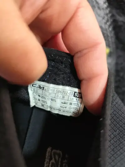 Zapatillas deportivas negras con detalles amarillos - miniatura 3