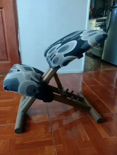 Silla ergonómica de madera con cojines estampados - miniatura 1