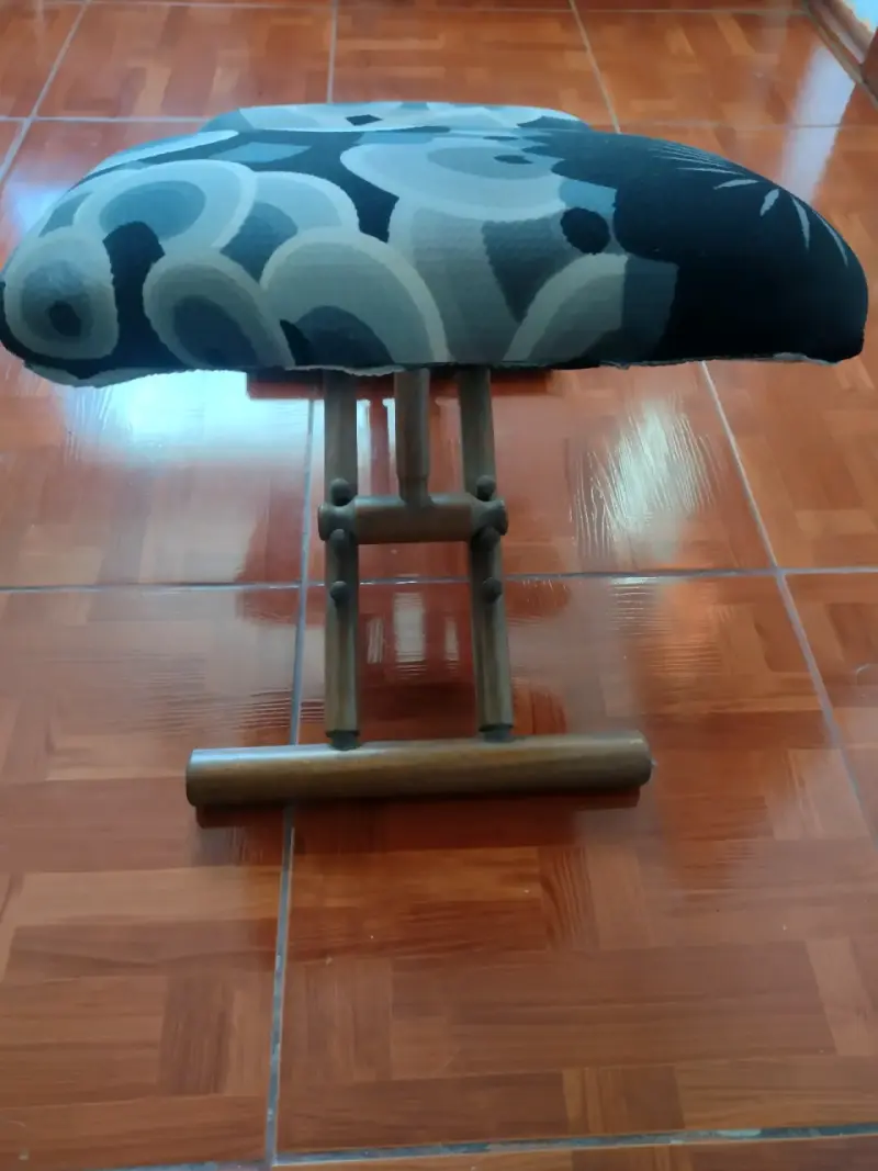 Silla ergonómica de madera con cojines estampados - 4