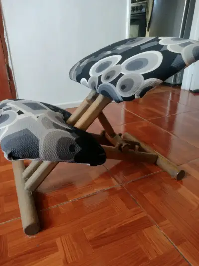Silla ergonómica de madera con cojines estampados - miniatura 5