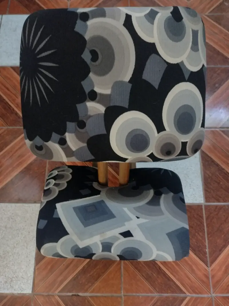 Silla ergonómica de madera con cojines estampados - 6