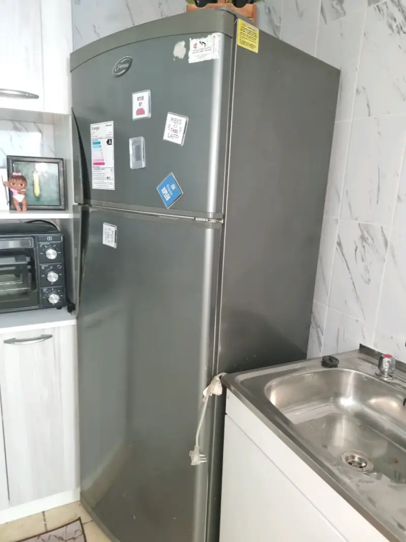 Refrigerador de acero inoxidable con congelador superior - 2