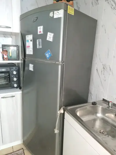 Refrigerador de acero inoxidable con congelador superior - miniatura 2